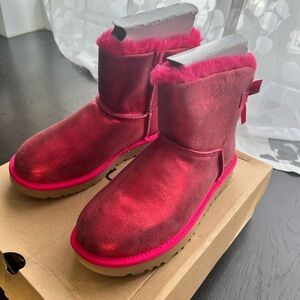 UGG Mini Bailey Bow Glisten - Size 9 - “Radish” Color